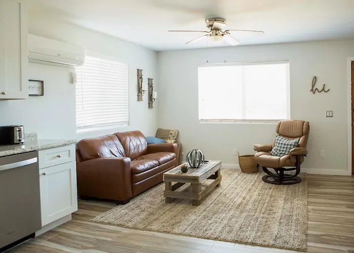 Apartment Poolside Relaxation: Couple's Retreat In Peoria! Peoria
