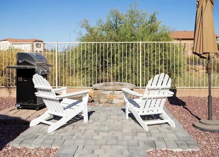 Poolside Relaxation: Couple's Retreat In Peoria! Apartment Peoria