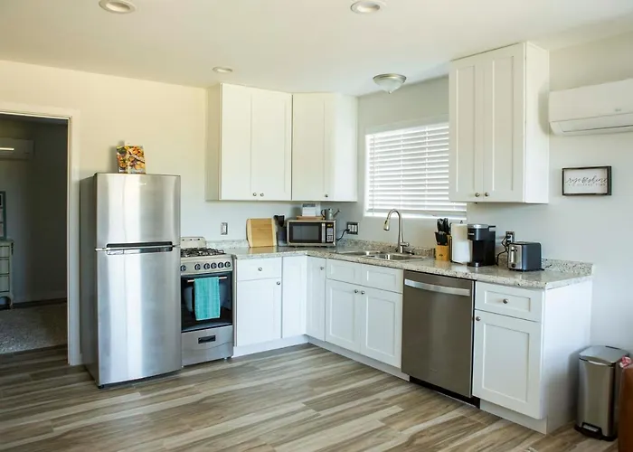 Apartment Poolside Relaxation: Couple's Retreat In Peoria! *