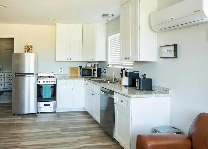 Poolside Relaxation: Couple's Retreat In Peoria! Apartment *