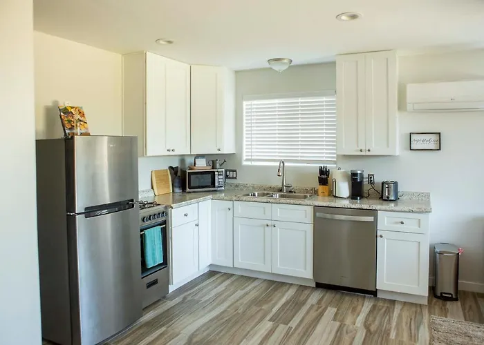 Poolside Relaxation: Couple's Retreat In Peoria! Apartment Peoria