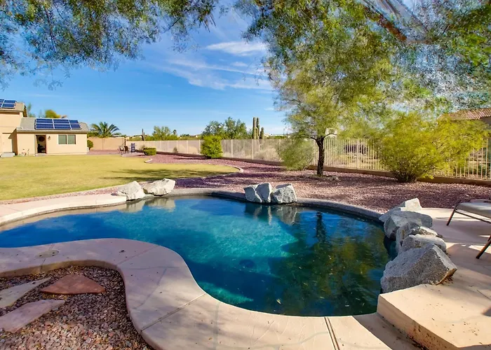 Apartment Poolside Relaxation: Couple's Retreat In Peoria! Peoria
