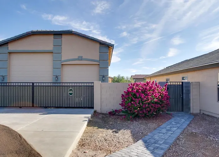 Apartment Poolside Relaxation: Couple's Retreat In Peoria! *