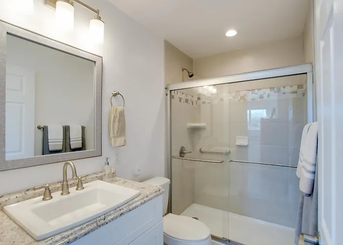 Poolside Relaxation: Couple's Retreat In Peoria! Apartment Peoria