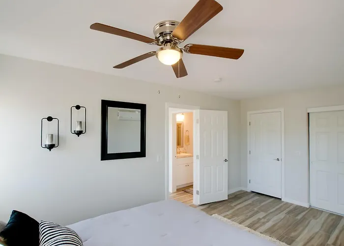 Apartment Poolside Relaxation: Couple's Retreat In Peoria! Peoria