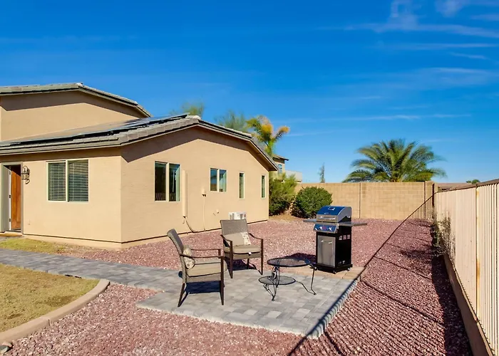 Poolside Relaxation: Couple's Retreat In Peoria! *