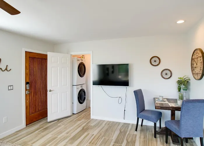 Poolside Relaxation: Couple's Retreat In Peoria! Apartment