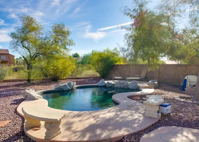 Apartment Poolside Relaxation: Couple's Retreat In Peoria!
