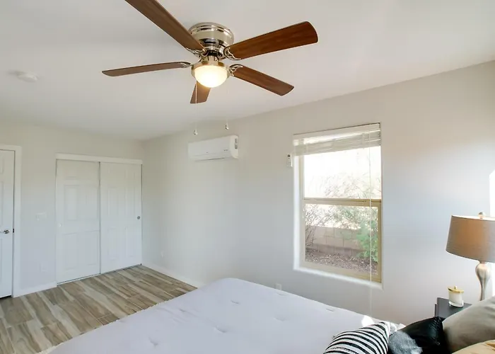 Poolside Relaxation: Couple's Retreat In Peoria! Apartment *
