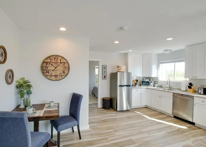 Poolside Relaxation: Couple's Retreat In Peoria! Apartment Peoria