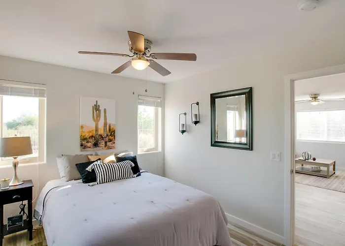 Apartment Poolside Relaxation: Couple's Retreat In Peoria! Peoria