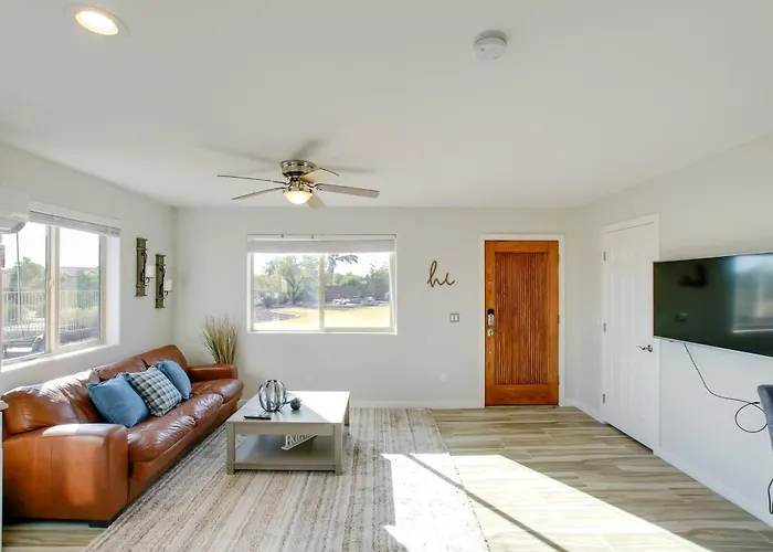 Poolside Relaxation: Couple's Retreat In Peoria! Apartment *