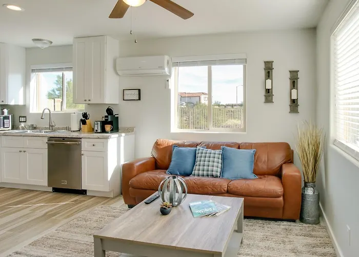 Poolside Relaxation: Couple's Retreat In Peoria! * Peoria